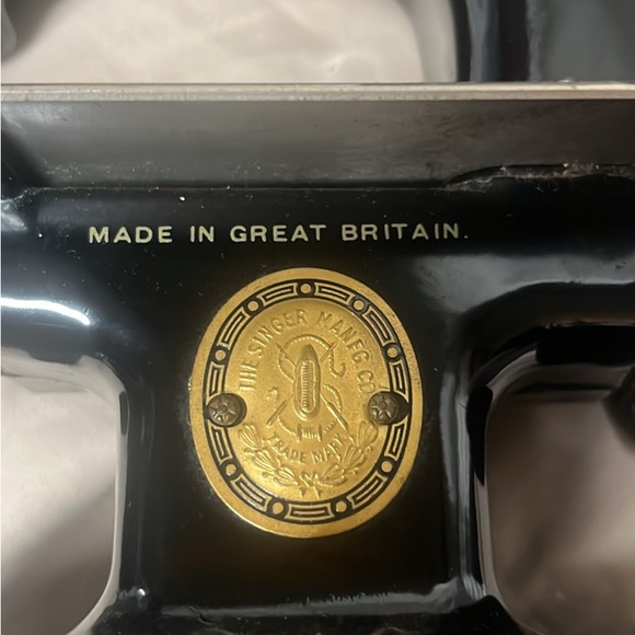 Singer Miniature Sewing Machine - Picture 7 of 8